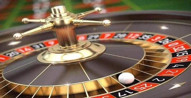 Pengguna memegang smartphone dengan tampilan aplikasi tim138 sportsbook Indonesia